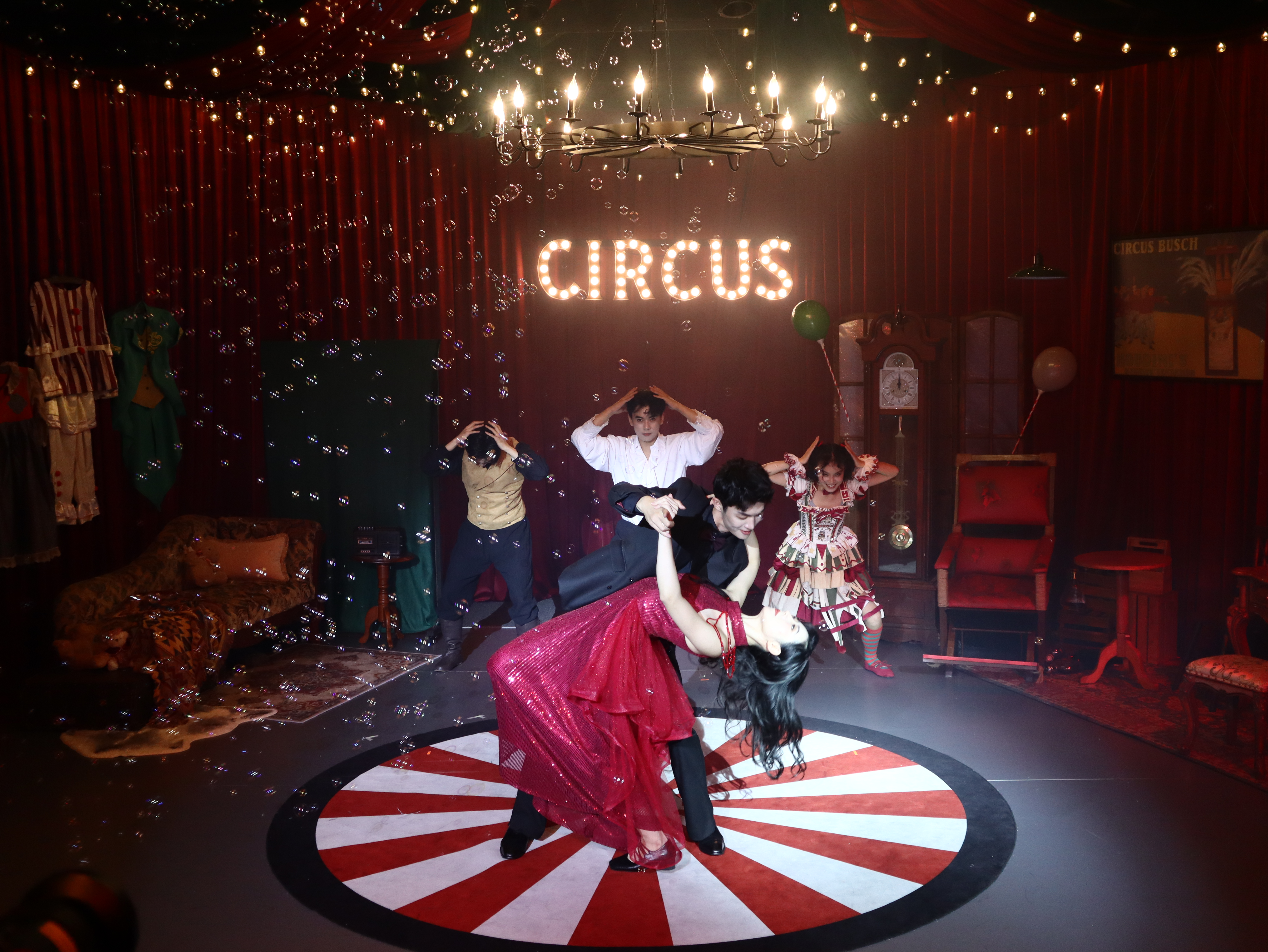 马戏团的幽魂精彩演出瞬间 - 舞蹈表演