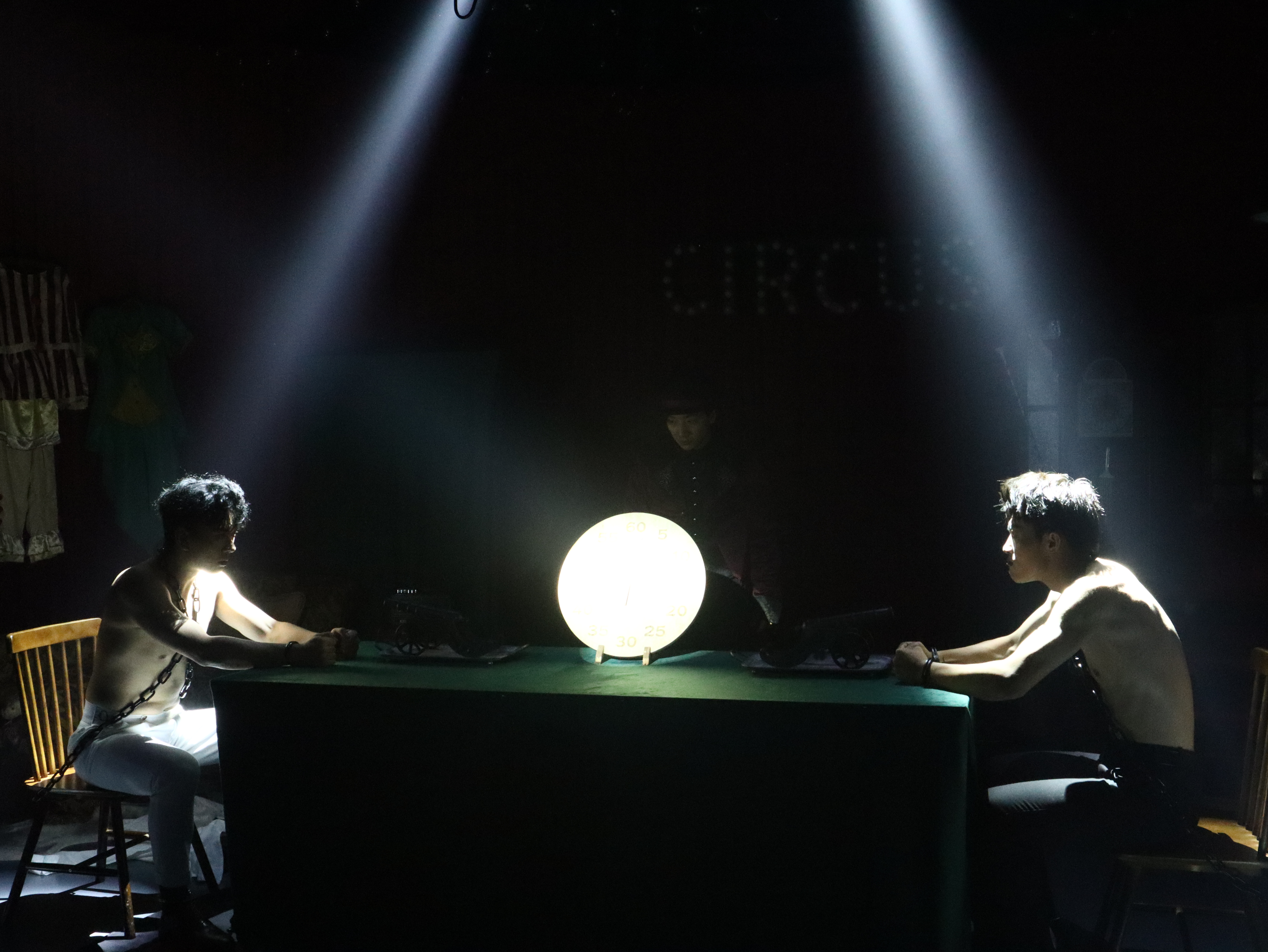 马戏团的幽魂舞台效果 - 神秘氛围