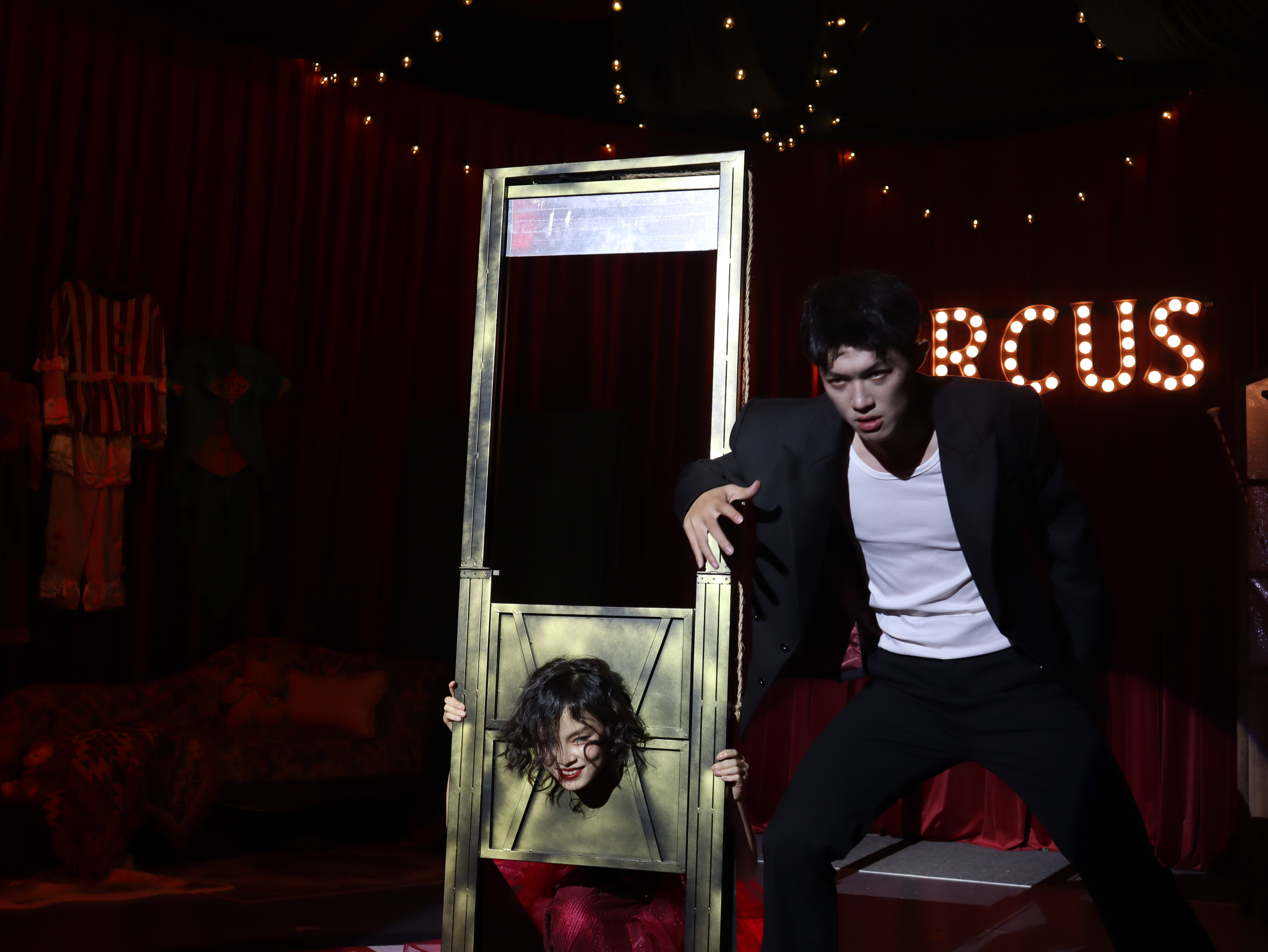 马戏团的幽魂魔术表演 - 惊险瞬间