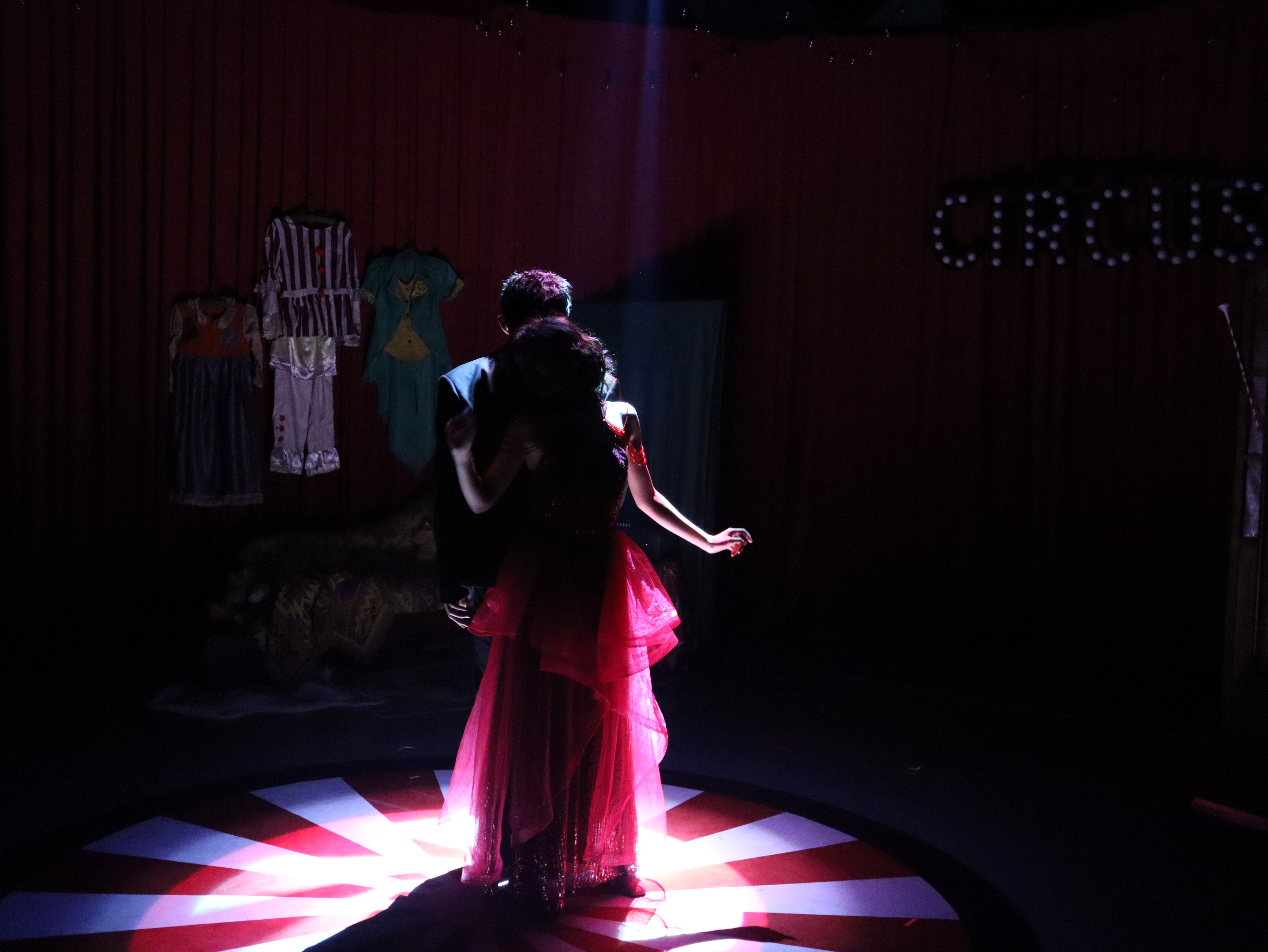 马戏团的幽魂浪漫场景 - 双人舞